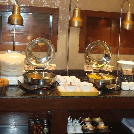 Hotel Royal Cliff Kanpur Bagian luar foto