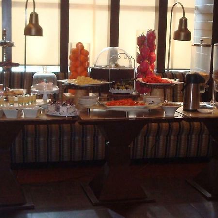 Hotel Royal Cliff Kanpur Bagian luar foto