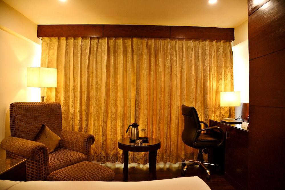 Hotel Royal Cliff Kanpur Bagian luar foto
