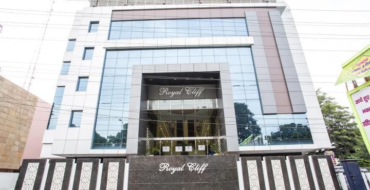 Hotel Royal Cliff Kanpur Bagian luar foto
