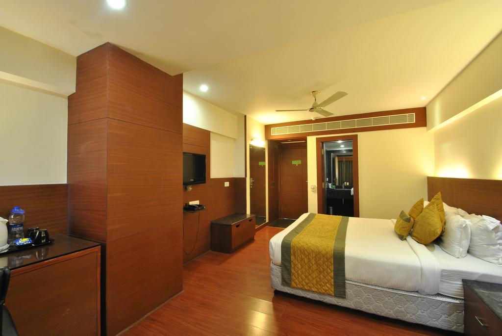 Hotel Royal Cliff Kanpur Bagian luar foto