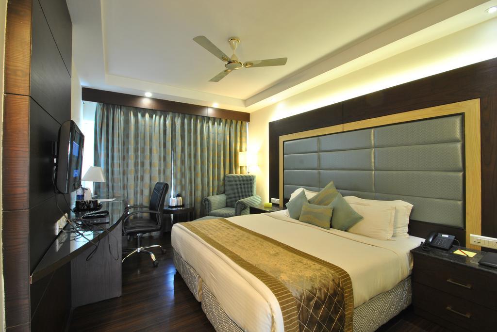 Hotel Royal Cliff Kanpur Bagian luar foto