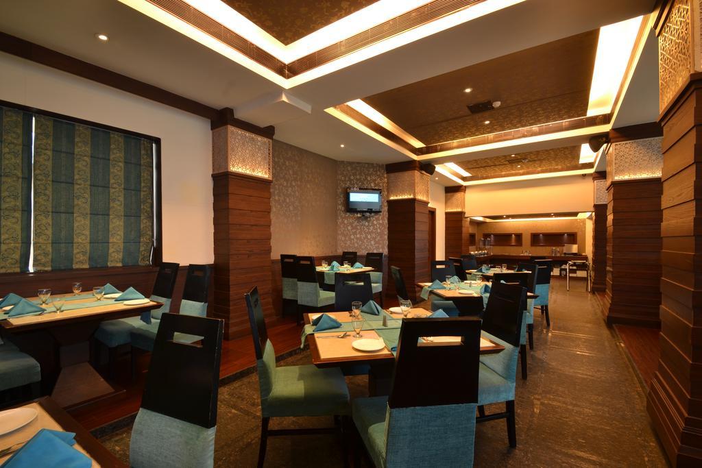Hotel Royal Cliff Kanpur Bagian luar foto