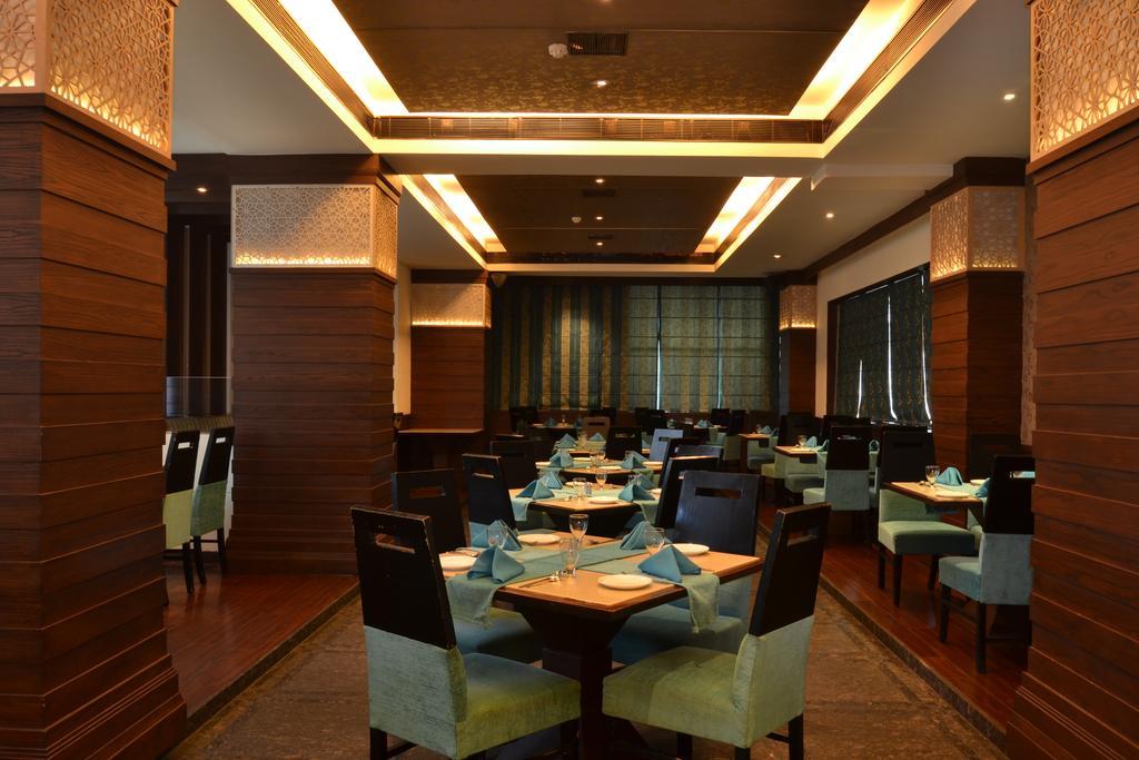 Hotel Royal Cliff Kanpur Bagian luar foto