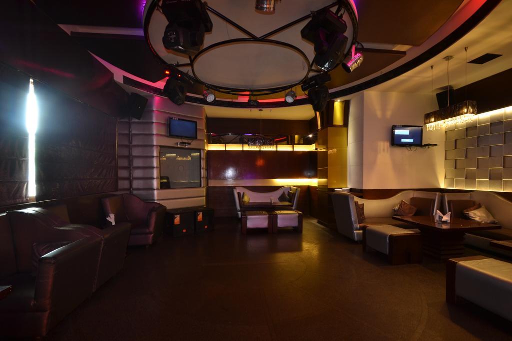 Hotel Royal Cliff Kanpur Bagian luar foto