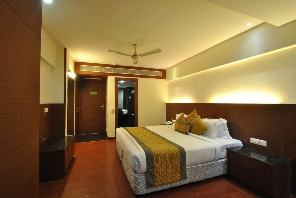 Hotel Royal Cliff Kanpur Bagian luar foto