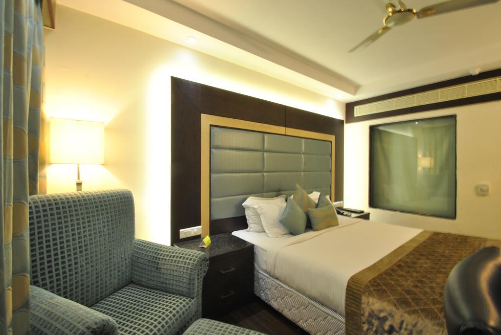 Hotel Royal Cliff Kanpur Bagian luar foto