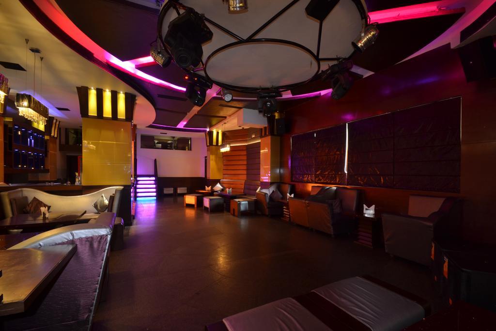 Hotel Royal Cliff Kanpur Bagian luar foto