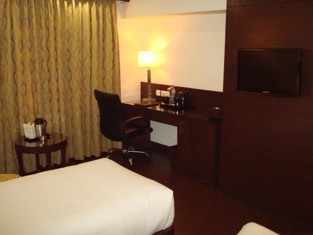 Hotel Royal Cliff Kanpur Bagian luar foto