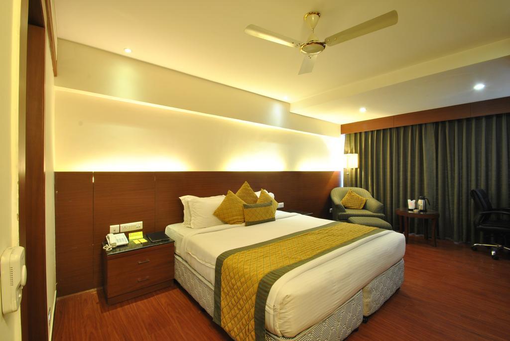 Hotel Royal Cliff Kanpur Bagian luar foto