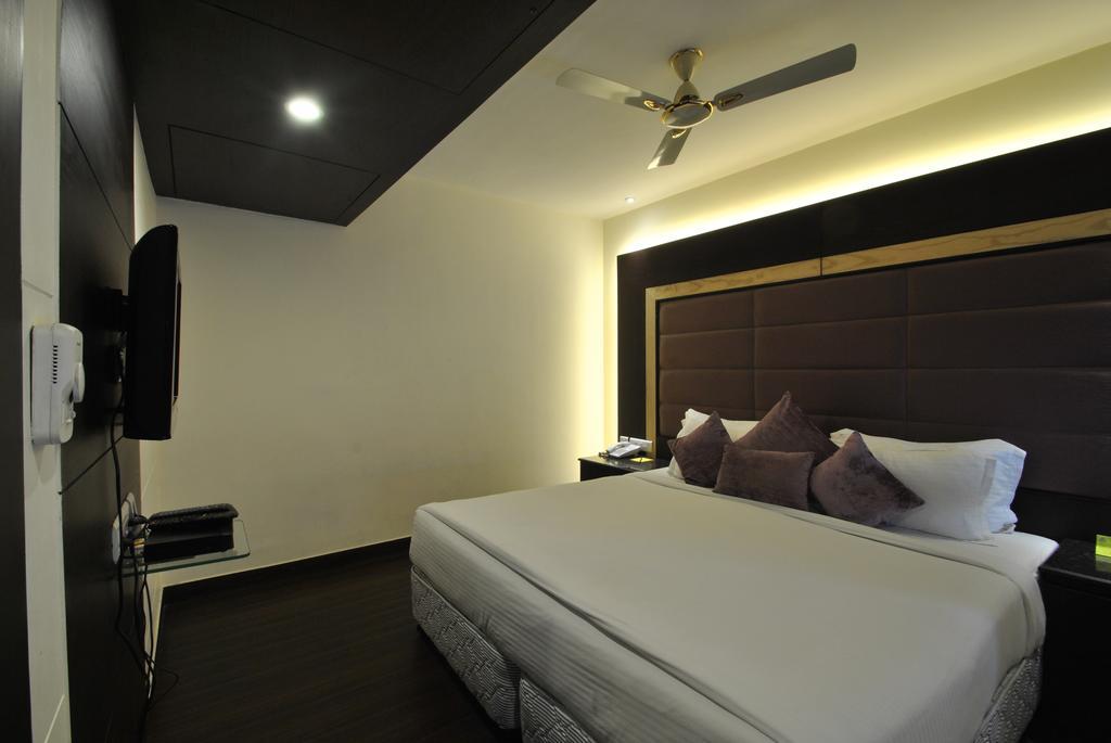 Hotel Royal Cliff Kanpur Bagian luar foto