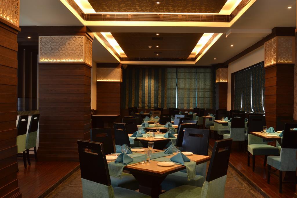 Hotel Royal Cliff Kanpur Bagian luar foto
