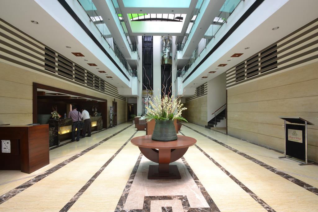 Hotel Royal Cliff Kanpur Bagian luar foto