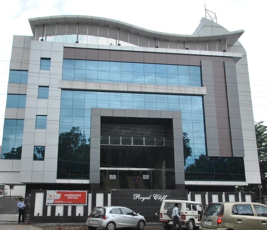 Hotel Royal Cliff Kanpur Bagian luar foto