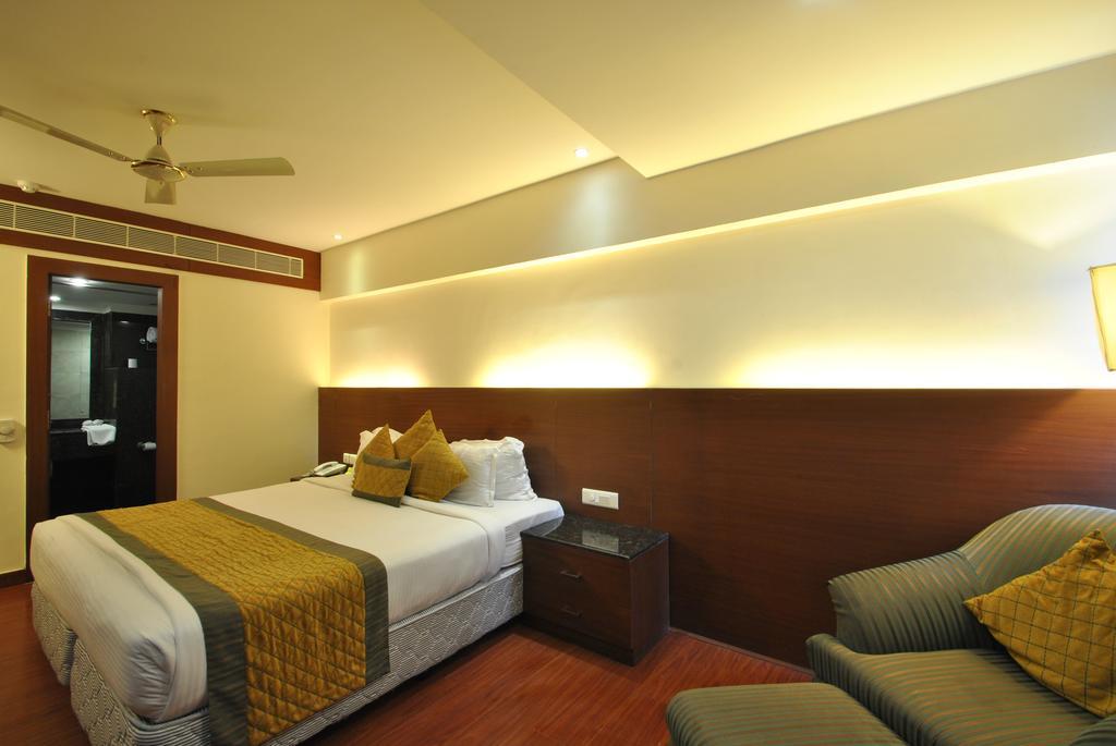 Hotel Royal Cliff Kanpur Bagian luar foto