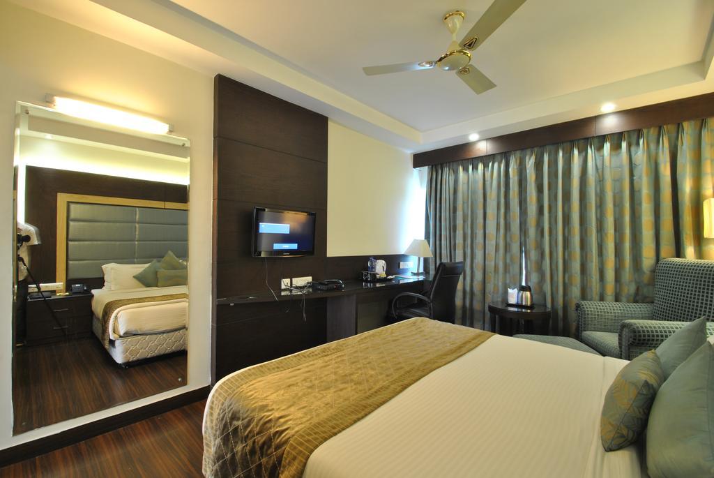 Hotel Royal Cliff Kanpur Bagian luar foto