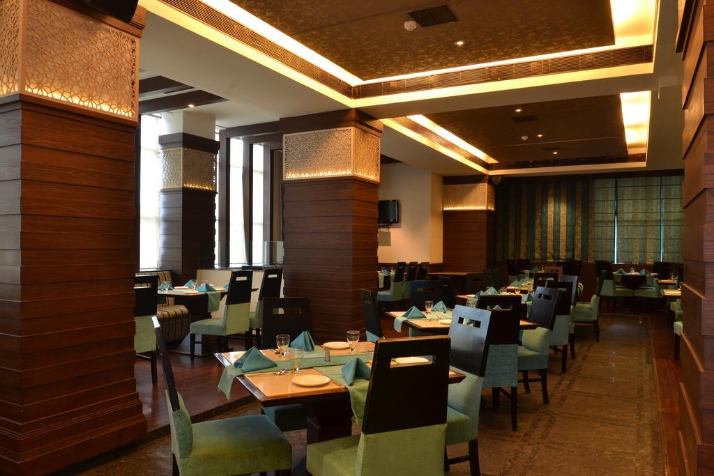 Hotel Royal Cliff Kanpur Bagian luar foto