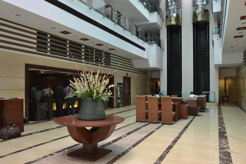 Hotel Royal Cliff Kanpur Bagian luar foto