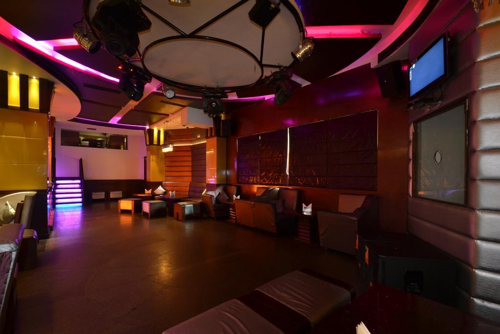 Hotel Royal Cliff Kanpur Bagian luar foto