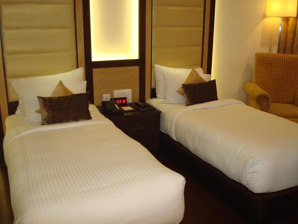 Hotel Royal Cliff Kanpur Bagian luar foto