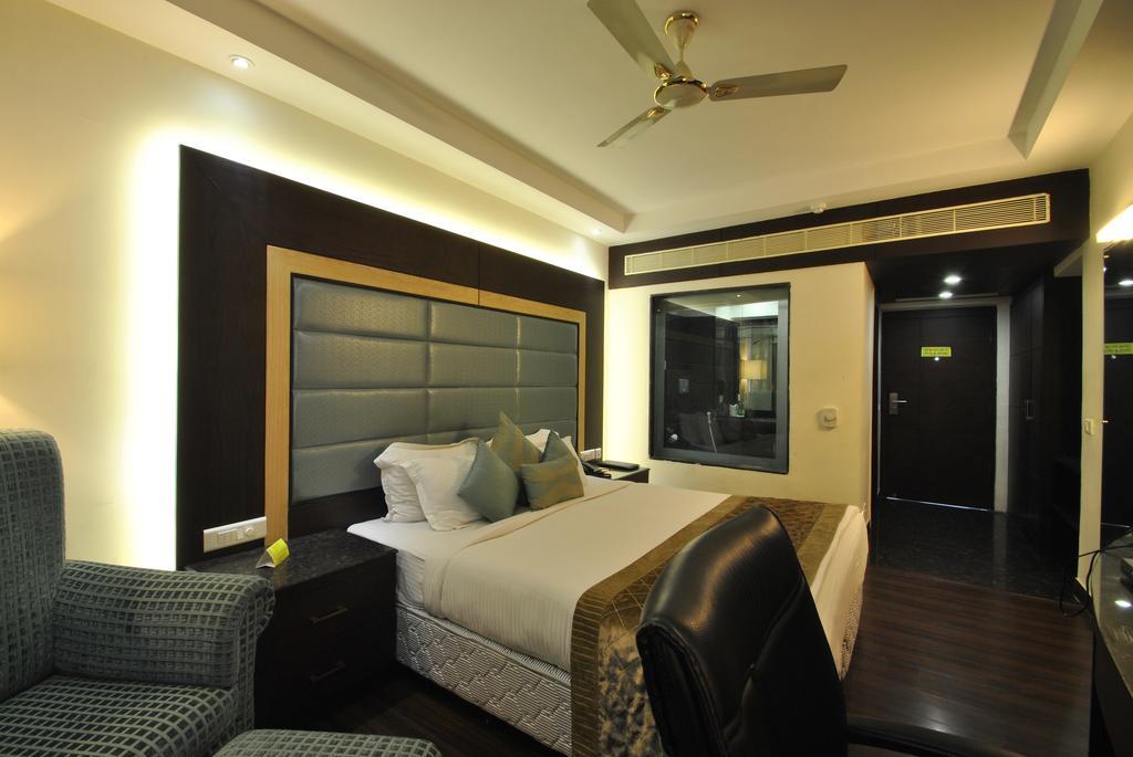 Hotel Royal Cliff Kanpur Bagian luar foto