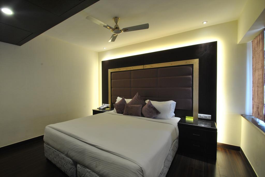 Hotel Royal Cliff Kanpur Bagian luar foto