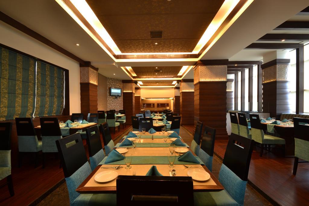 Hotel Royal Cliff Kanpur Bagian luar foto