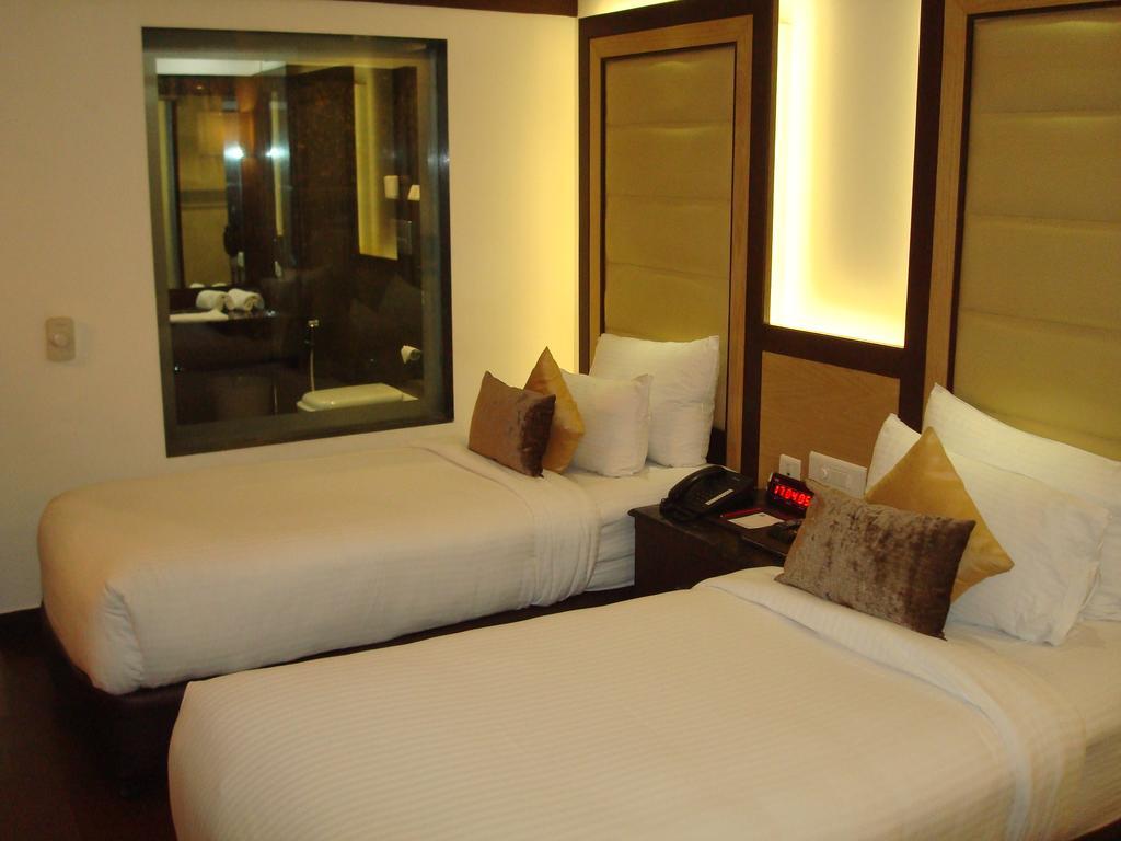 Hotel Royal Cliff Kanpur Bagian luar foto