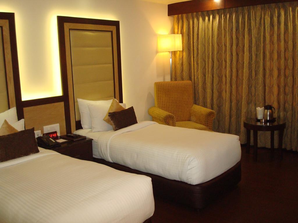 Hotel Royal Cliff Kanpur Bagian luar foto