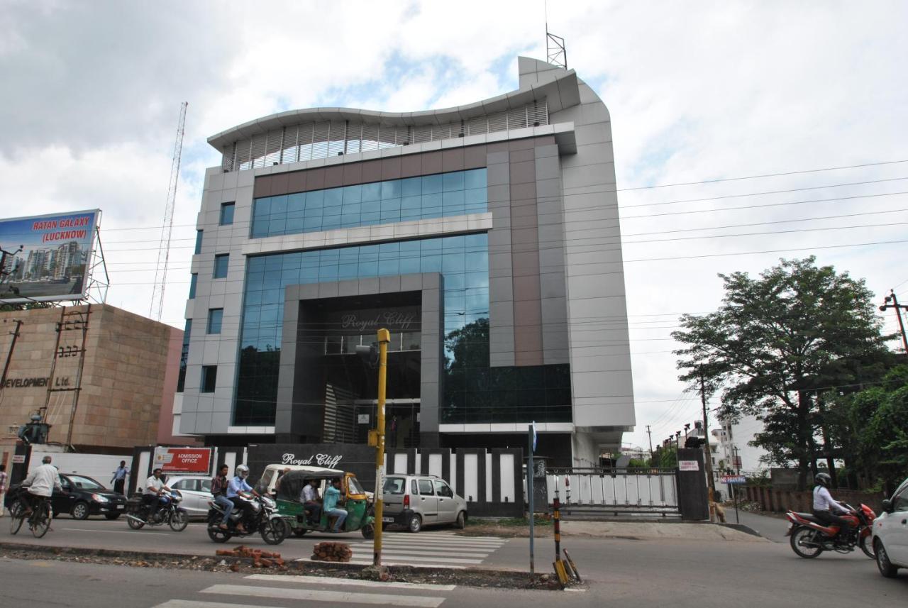 Hotel Royal Cliff Kanpur Bagian luar foto