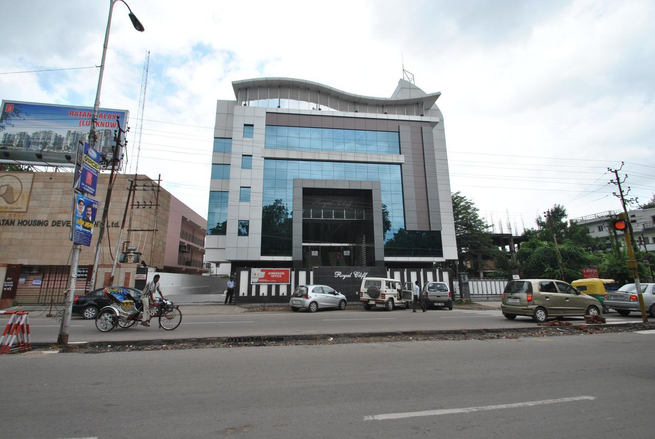 Hotel Royal Cliff Kanpur Bagian luar foto
