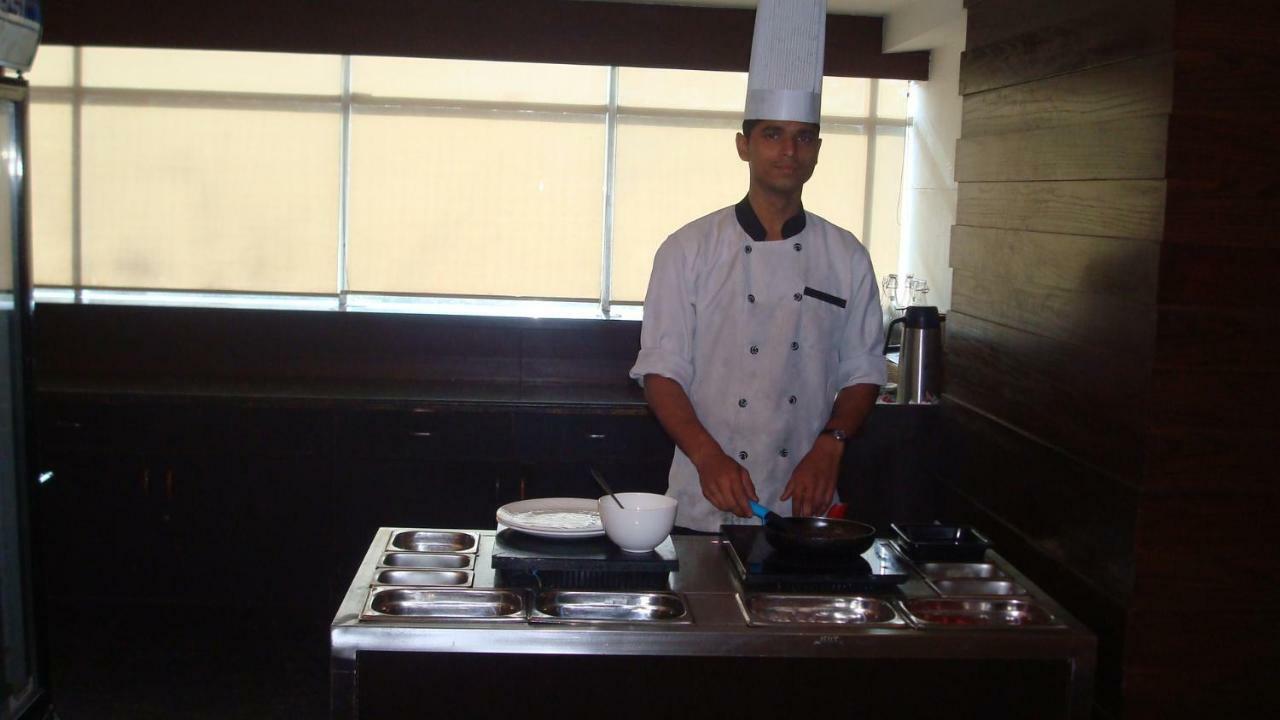 Hotel Royal Cliff Kanpur Bagian luar foto