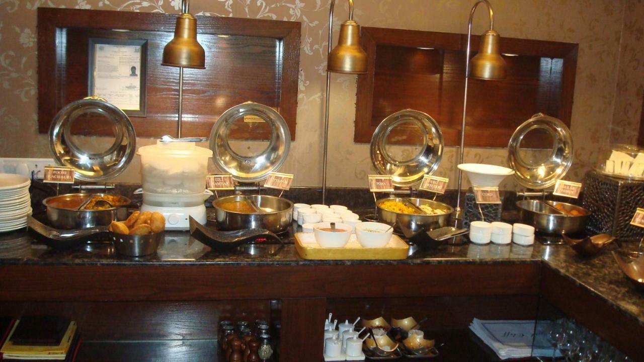 Hotel Royal Cliff Kanpur Bagian luar foto