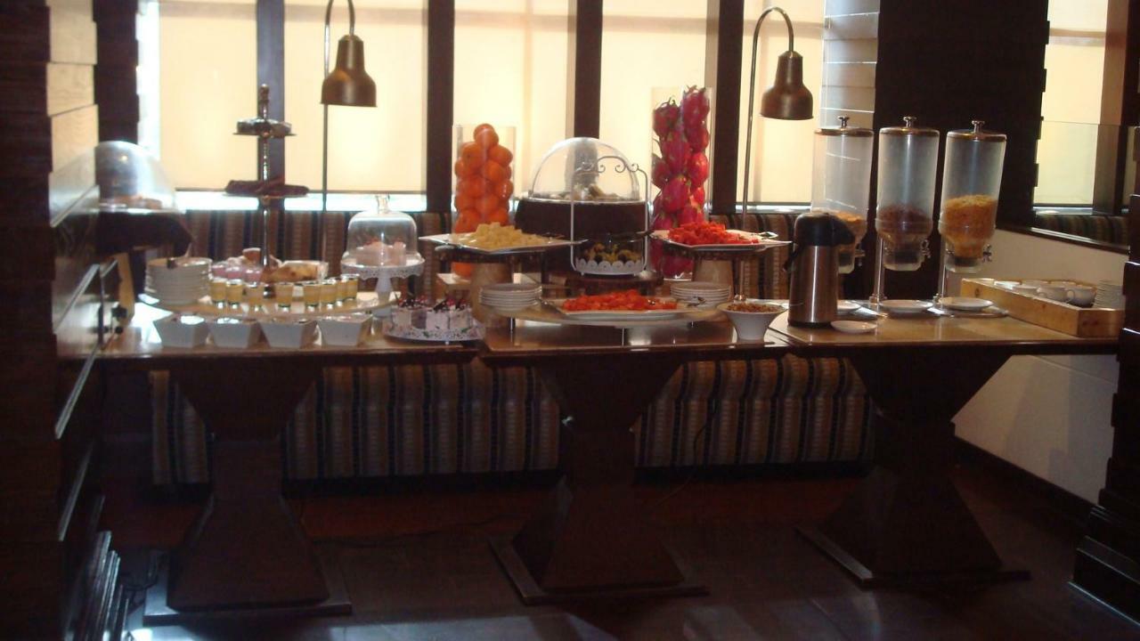 Hotel Royal Cliff Kanpur Bagian luar foto