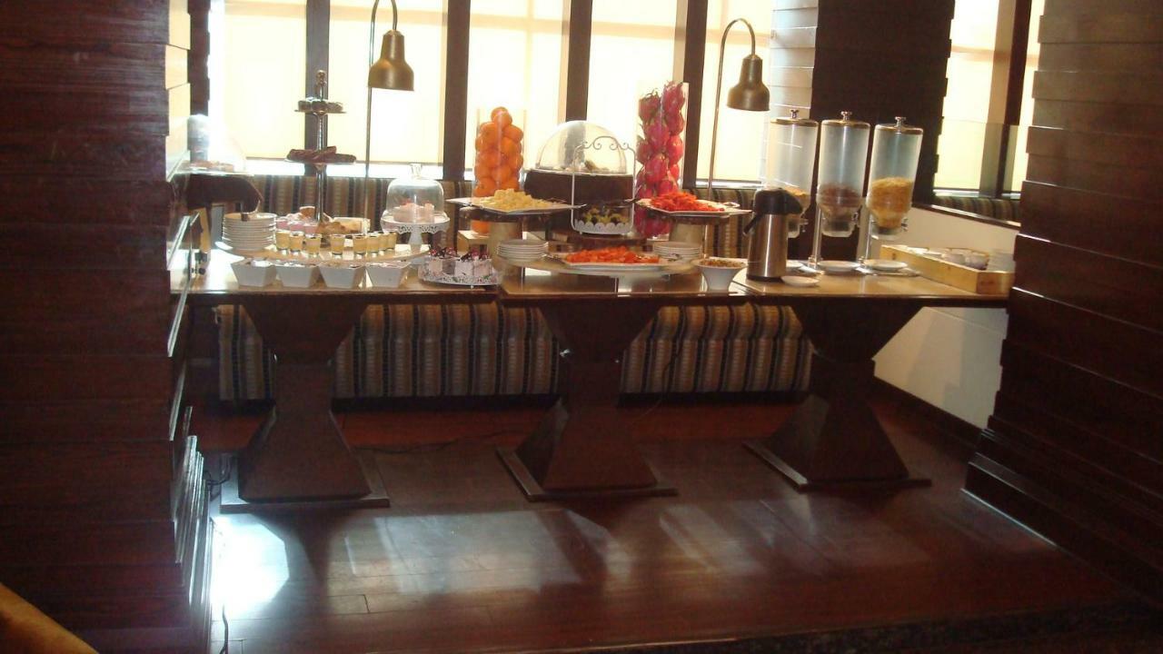 Hotel Royal Cliff Kanpur Bagian luar foto