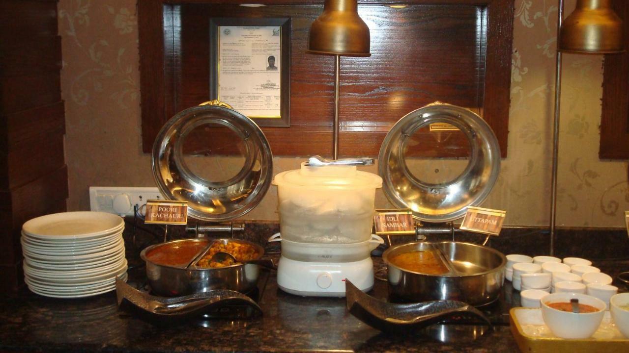 Hotel Royal Cliff Kanpur Bagian luar foto